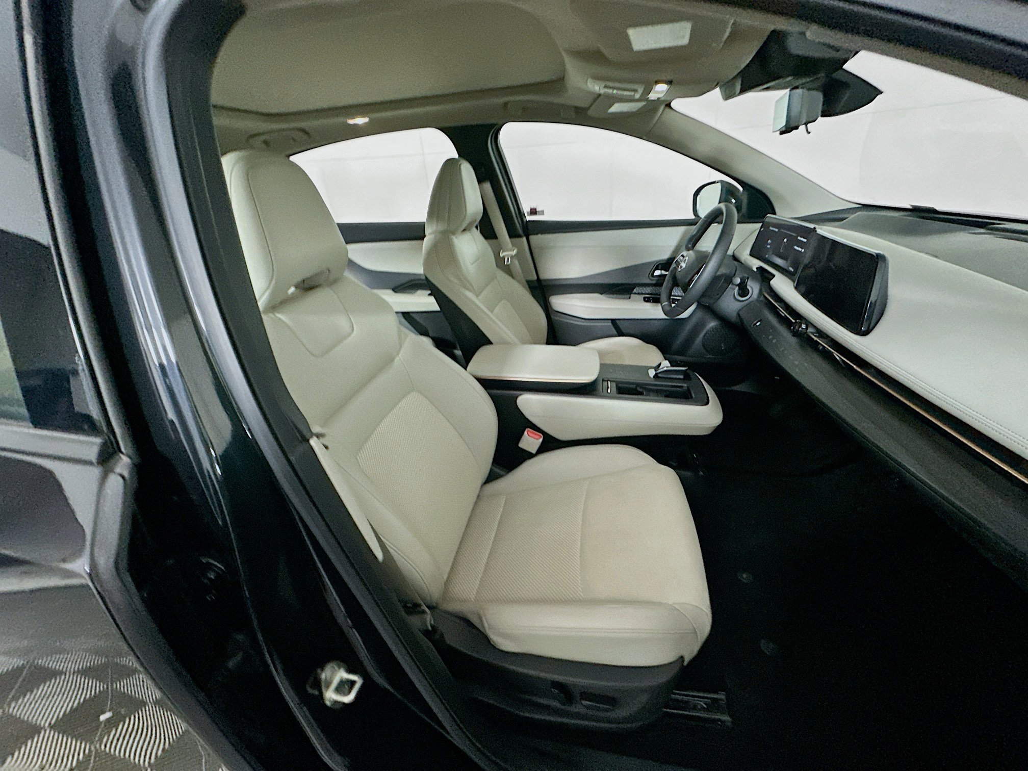 Used 2024 Nissan Ariya FWD image 32