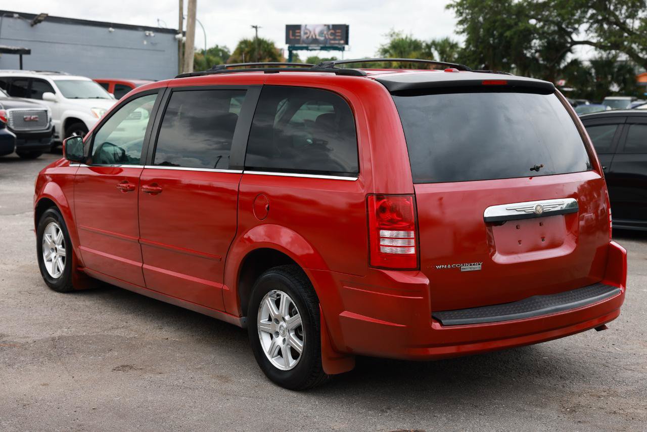 Used 2008 Chrysler Town & Country Touring w/ Entertainment Group #2 FWD image 5