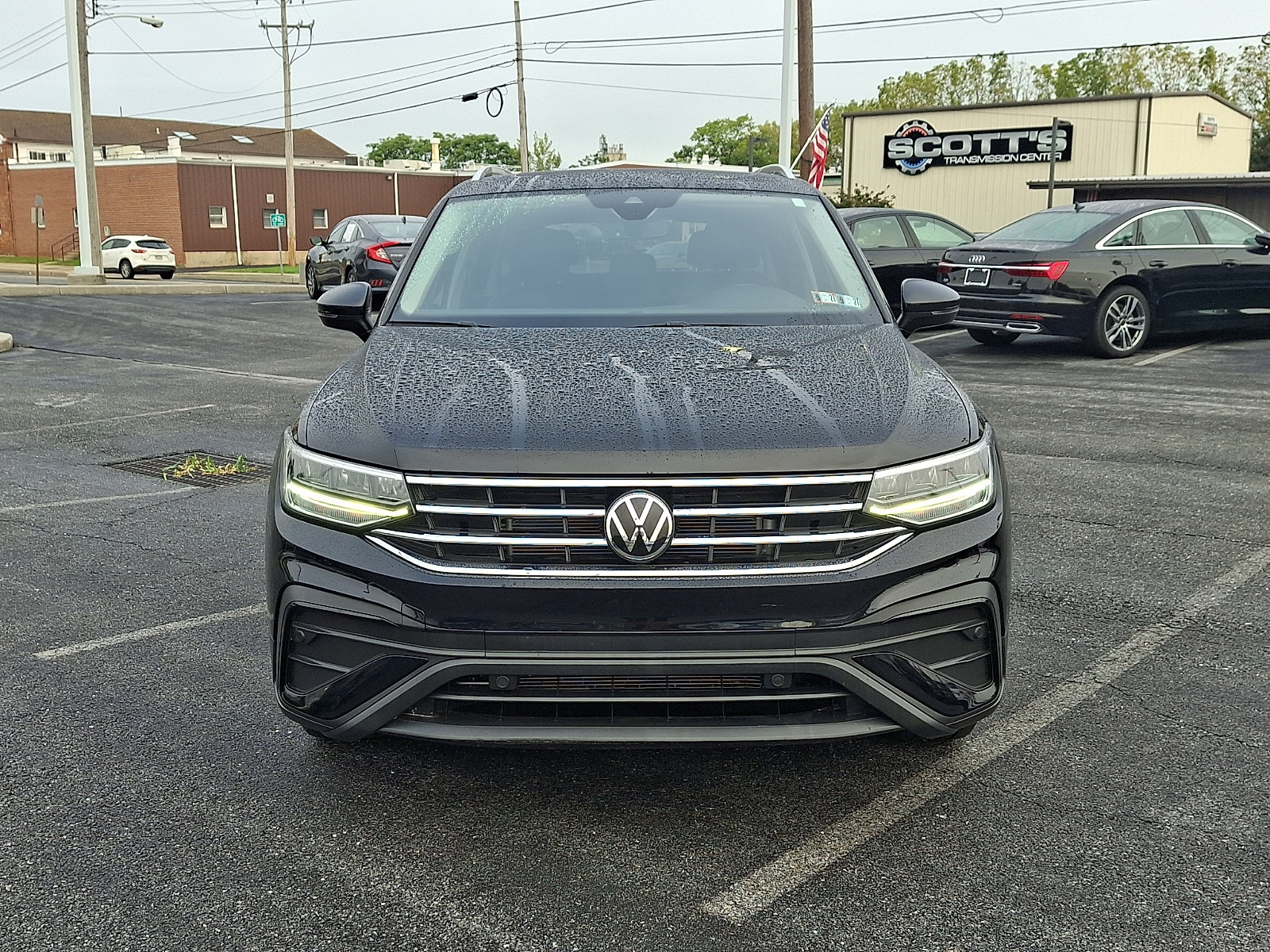 Used 2023 Volkswagen Tiguan SE w/ Panoramic Sunroof Package FWD image 3