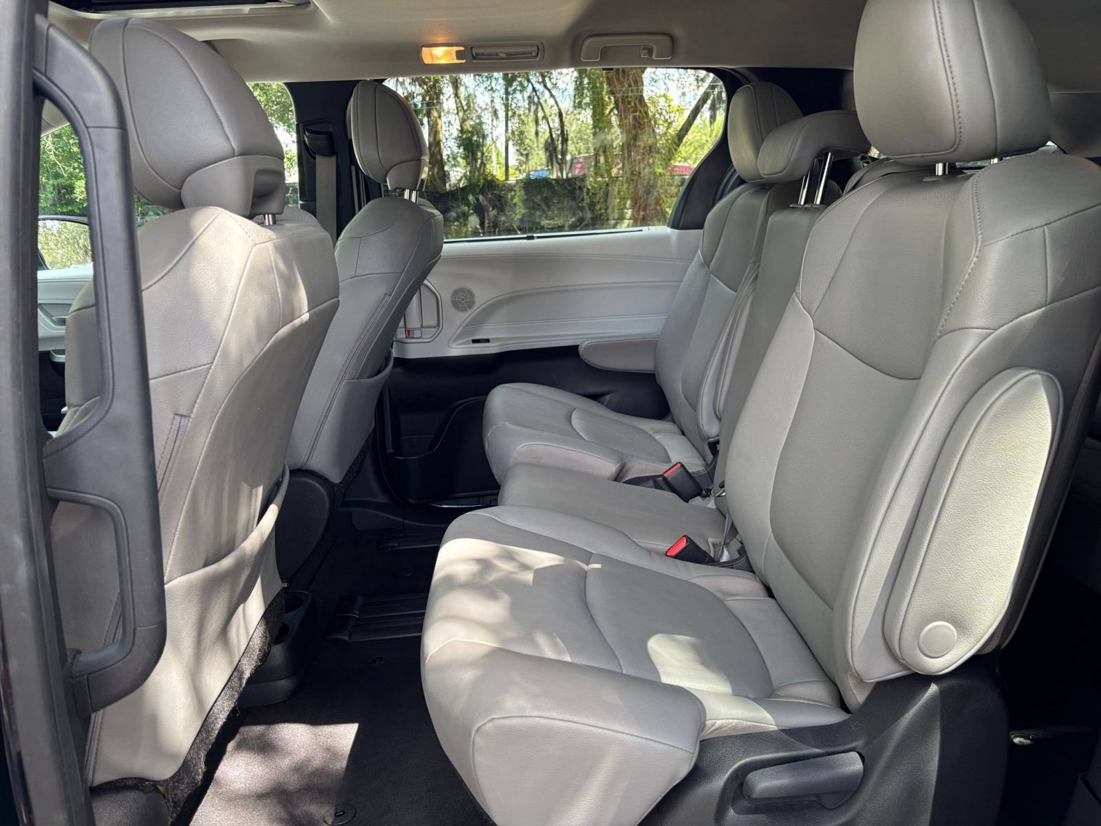 Used 2025 Toyota Sienna XLE FWD image 43