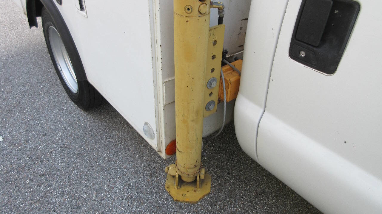 Used 2007 Ford F550 2WD Regular Cab Super Duty image 33