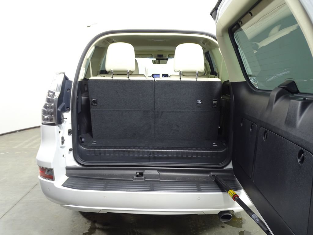 Used 2023 Lexus GX 460 Luxury w/ Sport Design Package image 11