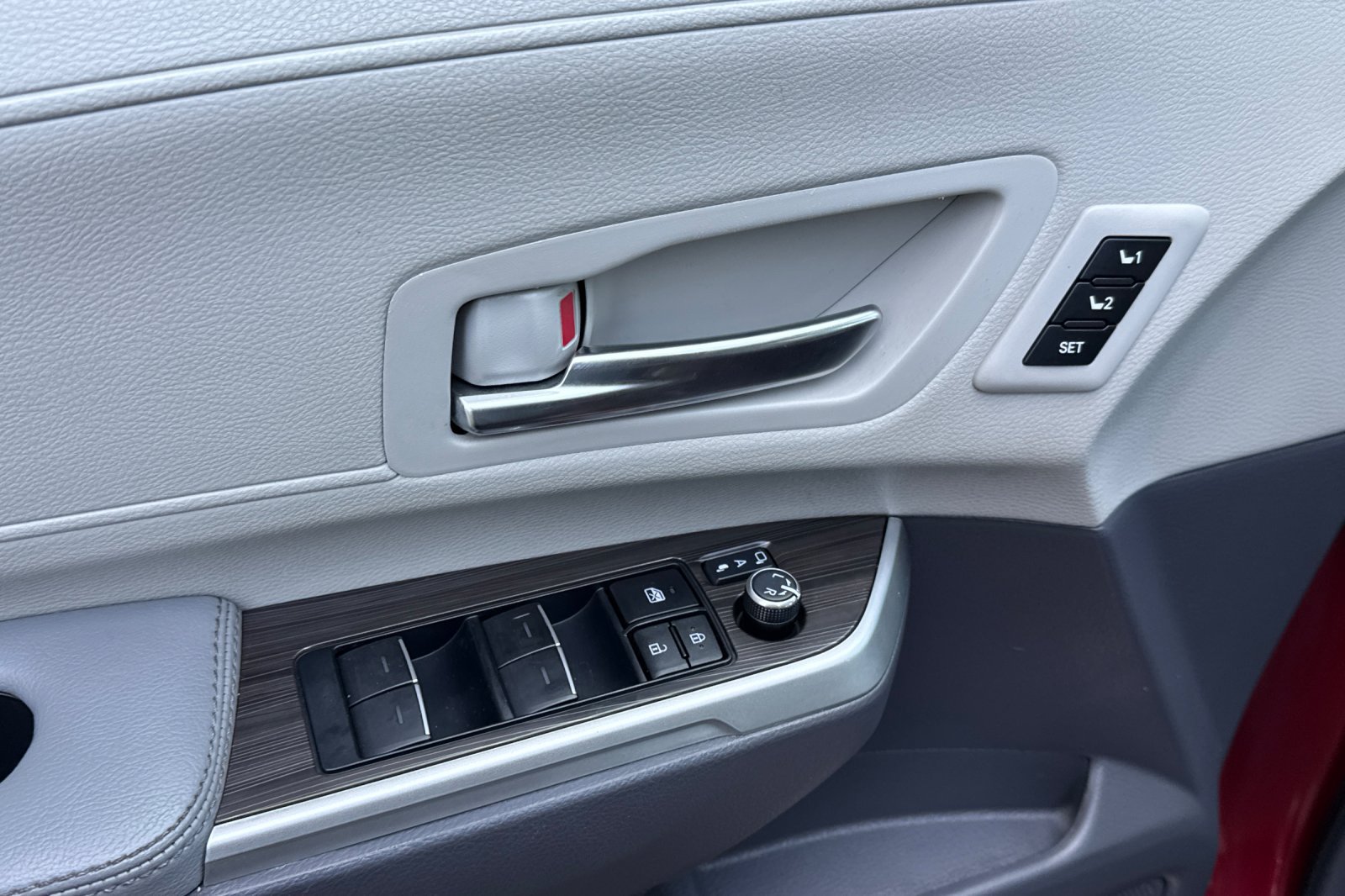 Certified 2024 Toyota Sienna Limited FWD image 14