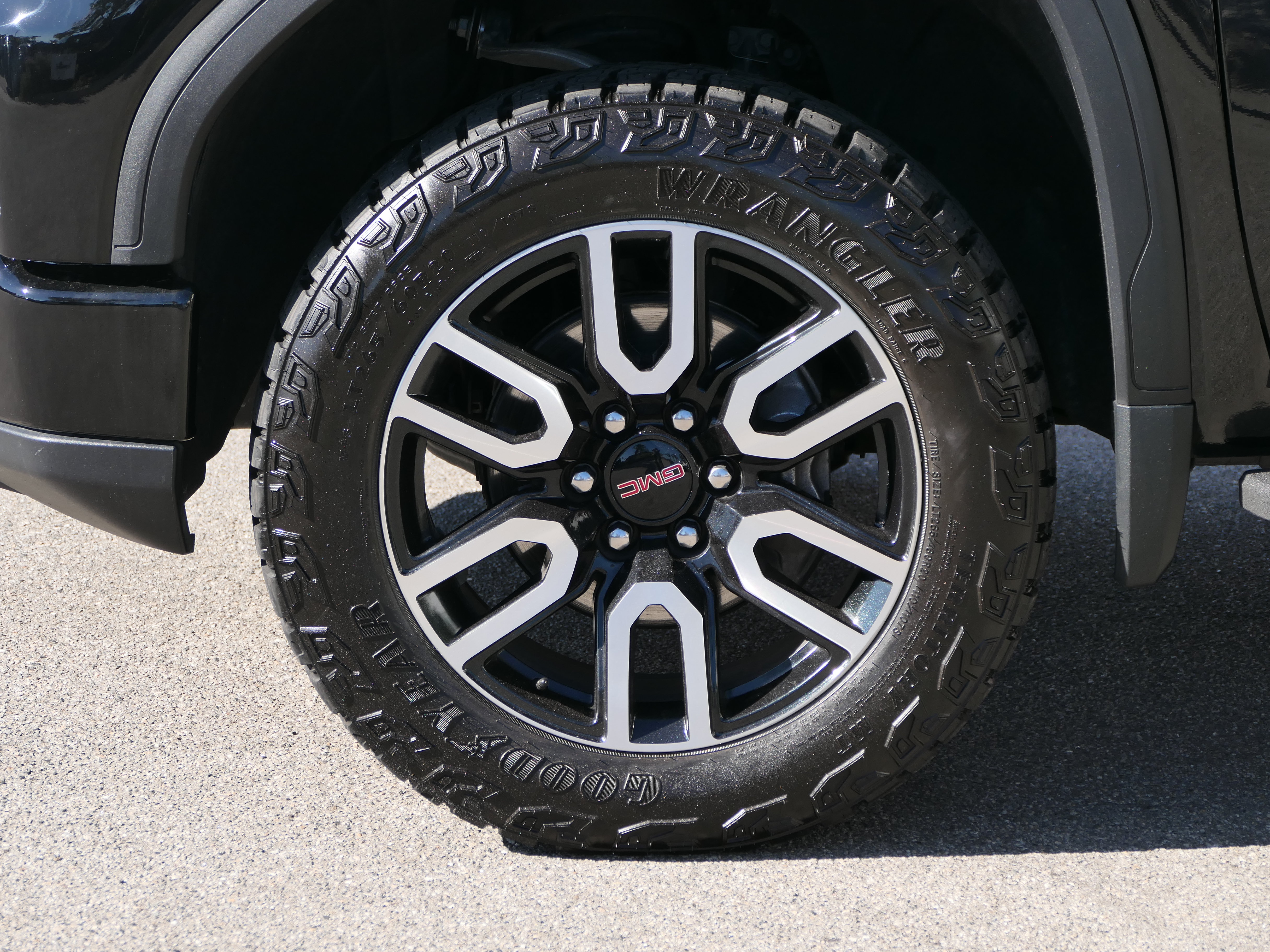 Used 2023 GMC Sierra 1500 AT4 w/ AT4 Premium Package AWD/4WD image 11