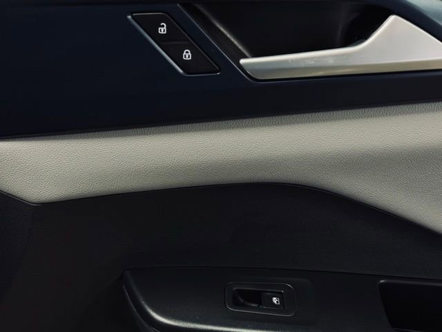 Used 2023 Volkswagen Taos SE w/ Panoramic Sunroof Package image 16