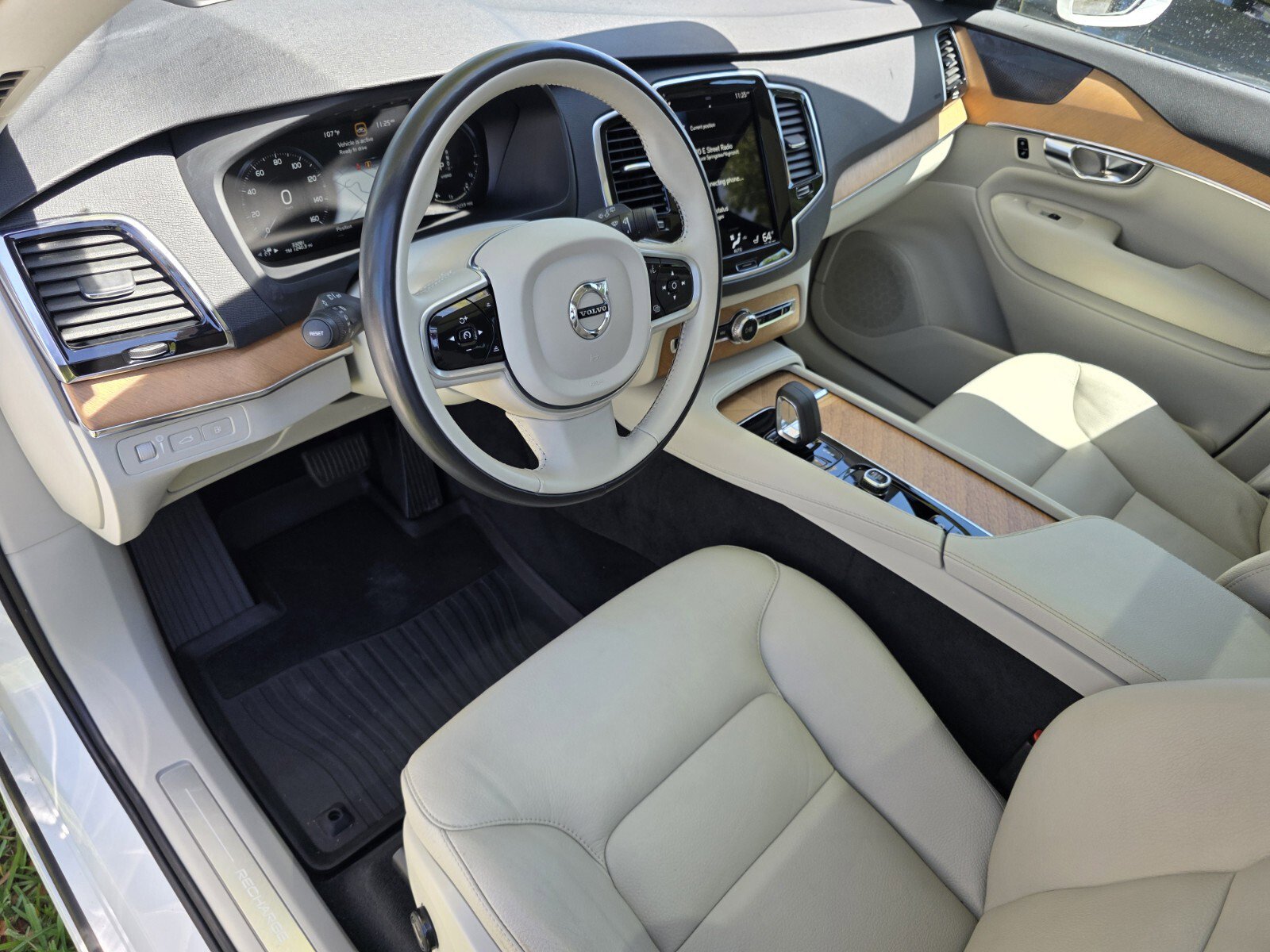 Used 2022 Volvo XC90 T8 Inscription Expression w/ Advanced Package AWD/4WD image 11