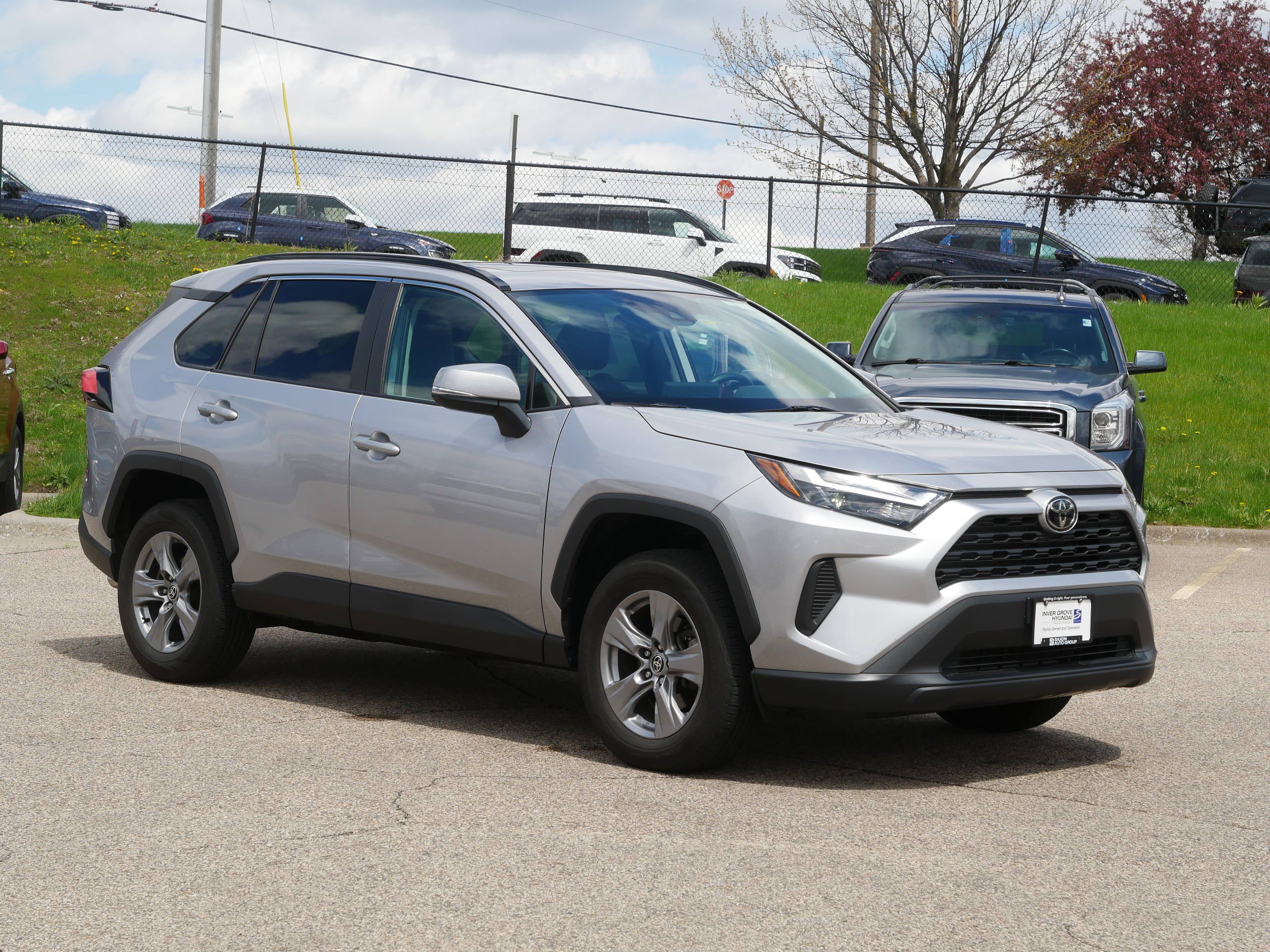 Used 2022 Toyota RAV4 XLE w/ Convenience Package AWD/4WD image 4