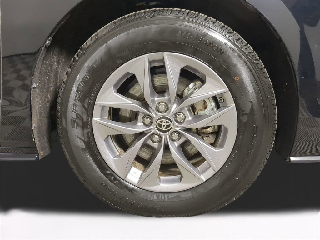 Used 2025 Toyota Sienna XLE image 11