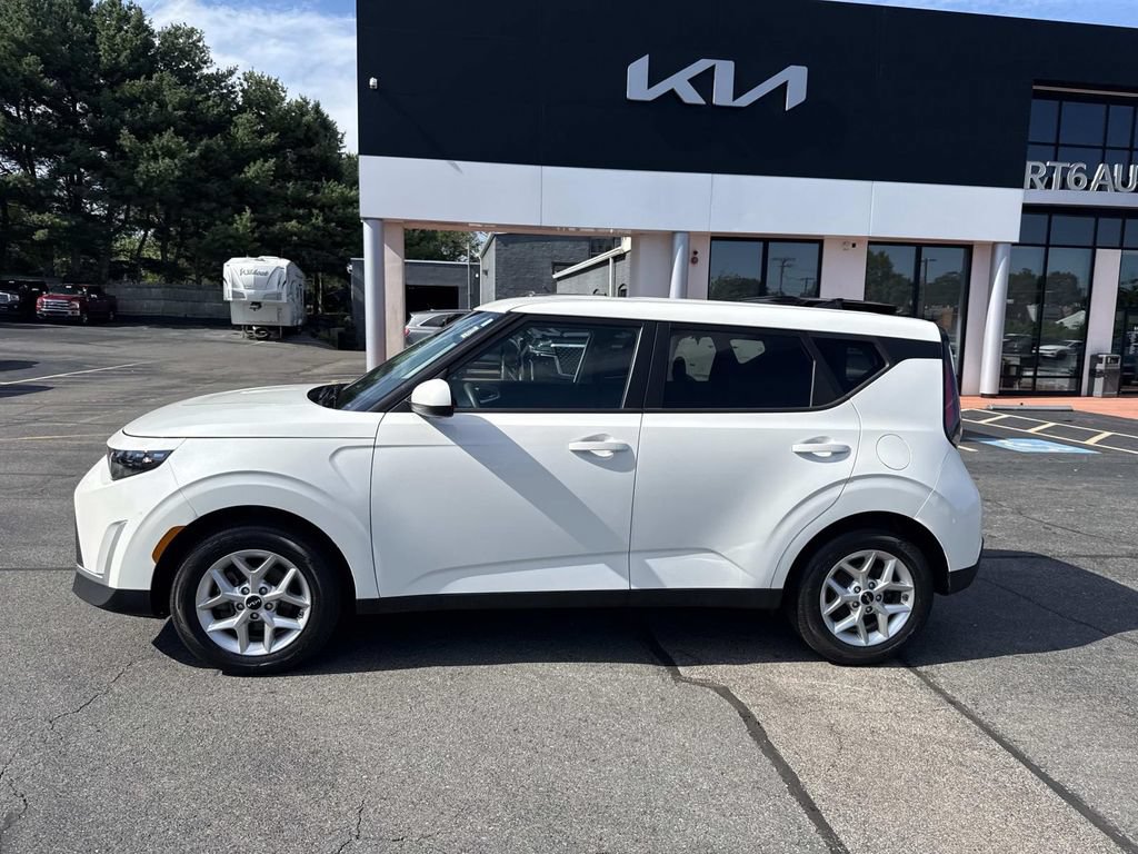 Used 2024 Kia Soul LX w/ Option Group 015 FWD image 2