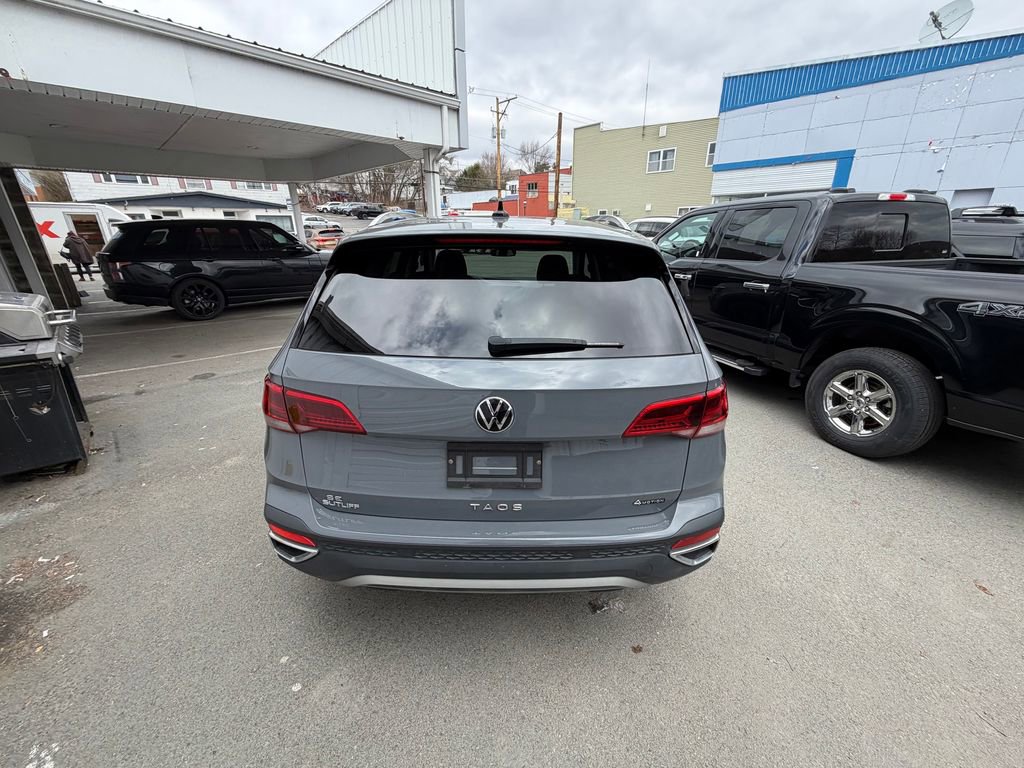 Used 2023 Volkswagen Taos SE w/ Panoramic Sunroof Package image 4
