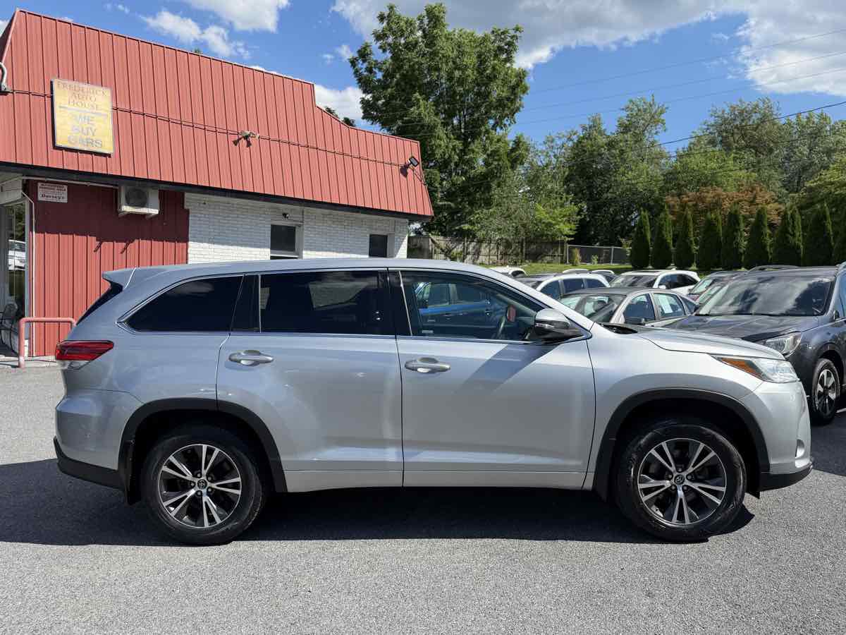 Used 2017 Toyota Highlander LE AWD/4WD image 8