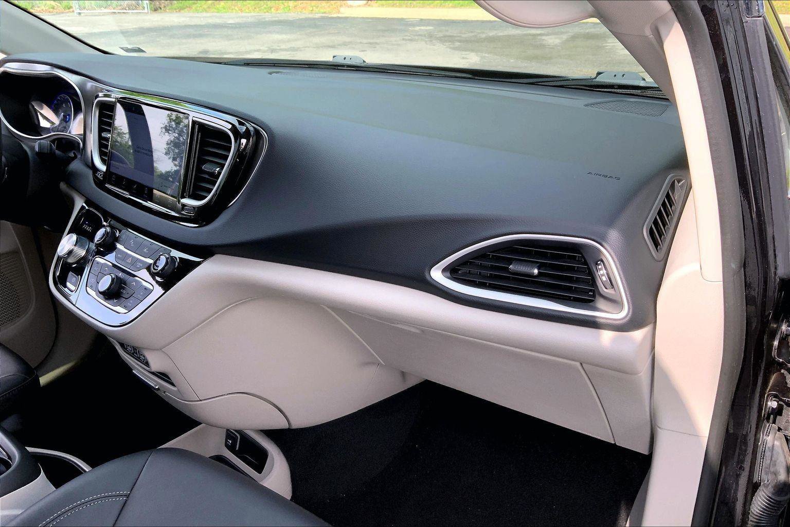 Used 2024 Chrysler Pacifica Touring-L FWD image 15