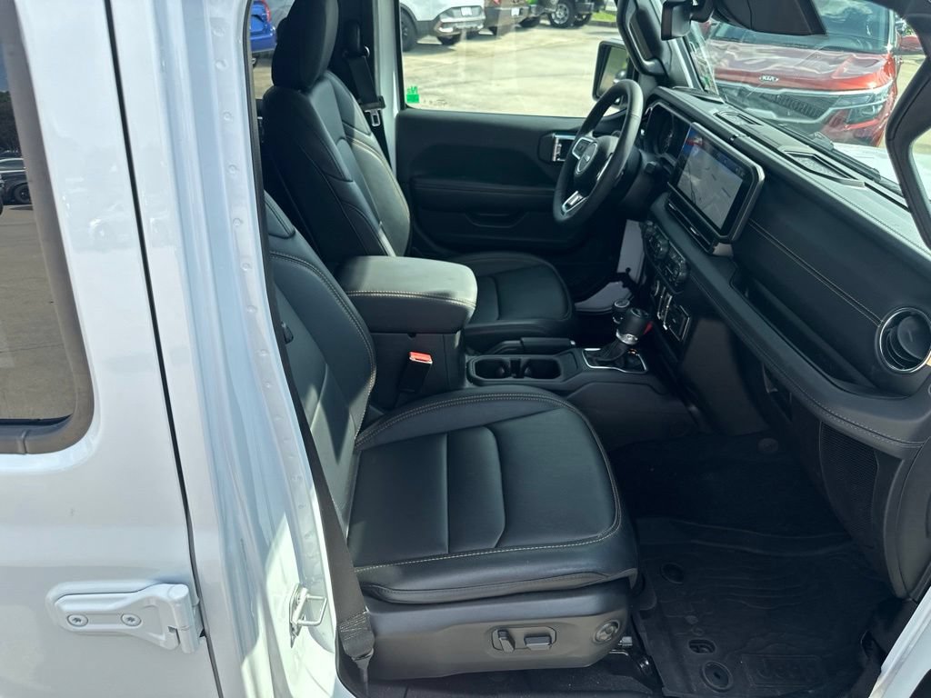 Used 2026 Jeep Wrangler Unlimited Sahara AWD/4WD image 32
