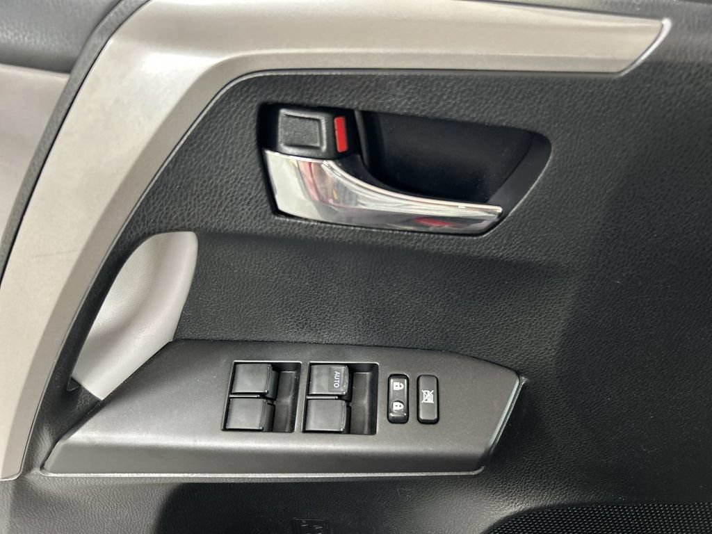 Used 2017 Toyota RAV4 XLE AWD/4WD image 11