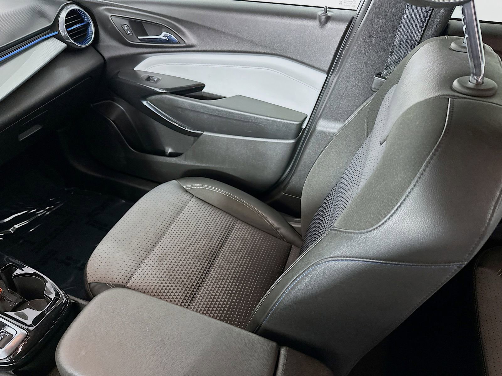 Used 2025 Chevrolet Trax LT image 22