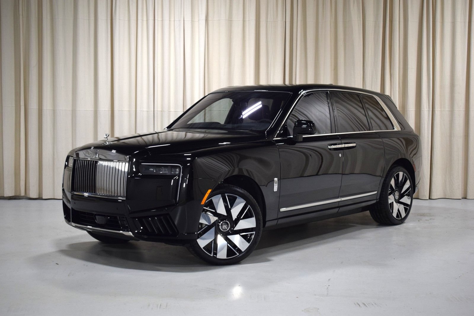 New 2026 Rolls-Royce Cullinan AWD/4WD image 1