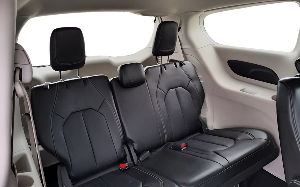 Used 2024 Chrysler Pacifica Touring-L FWD image 19