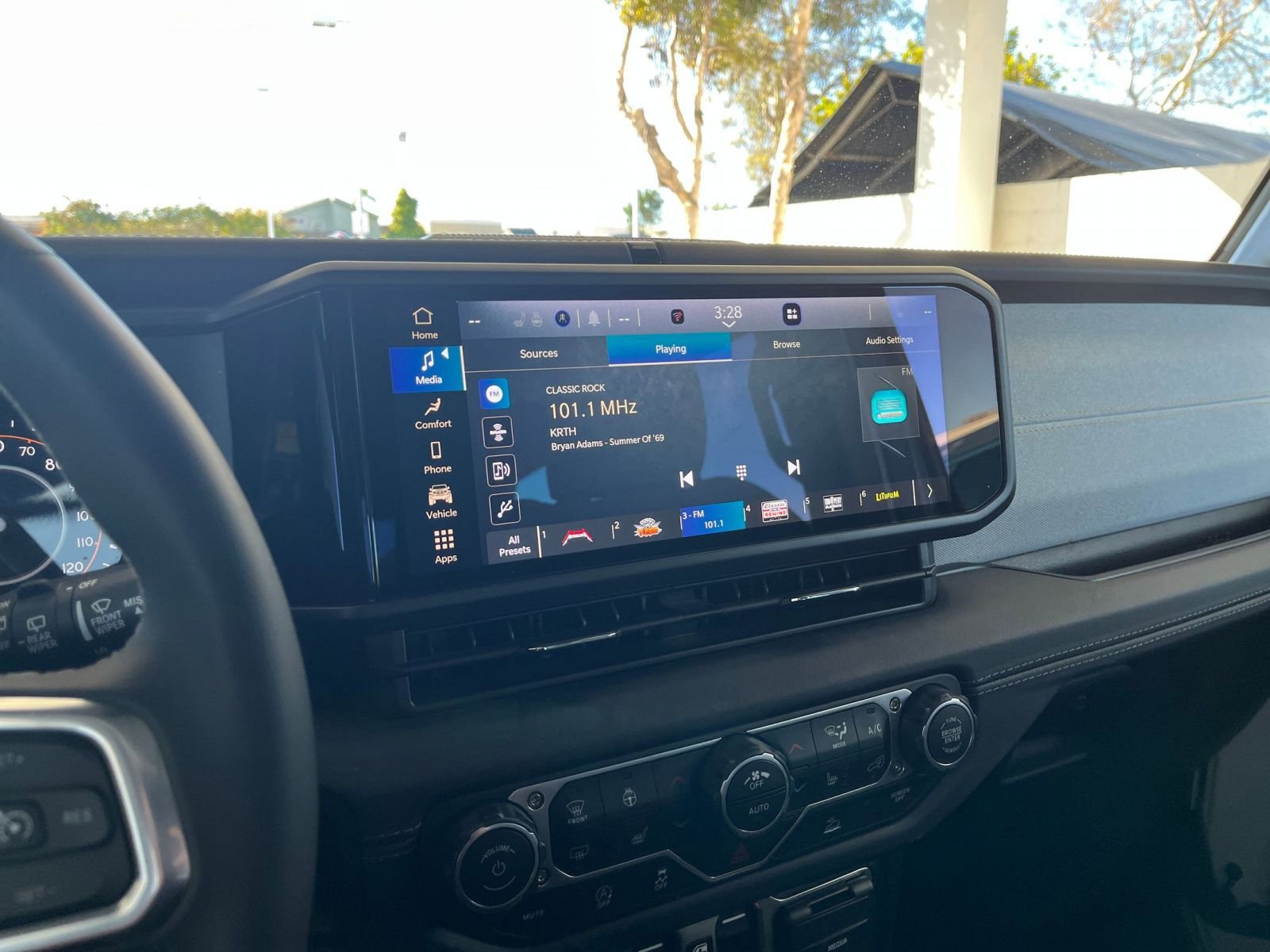 Used 2025 Jeep Wrangler Sahara image 21