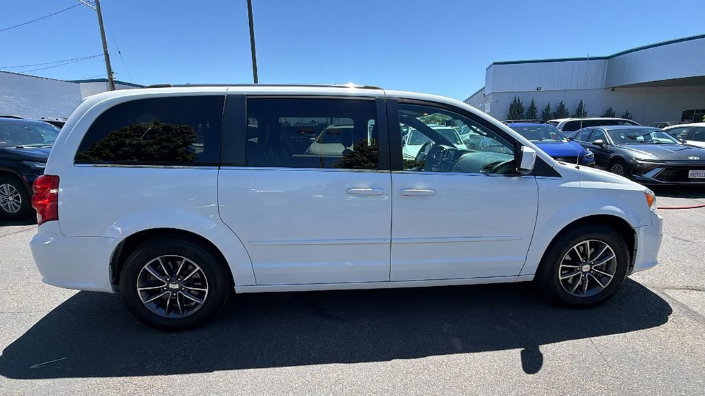 Used 2017 Dodge Grand Caravan SXT FWD image 3