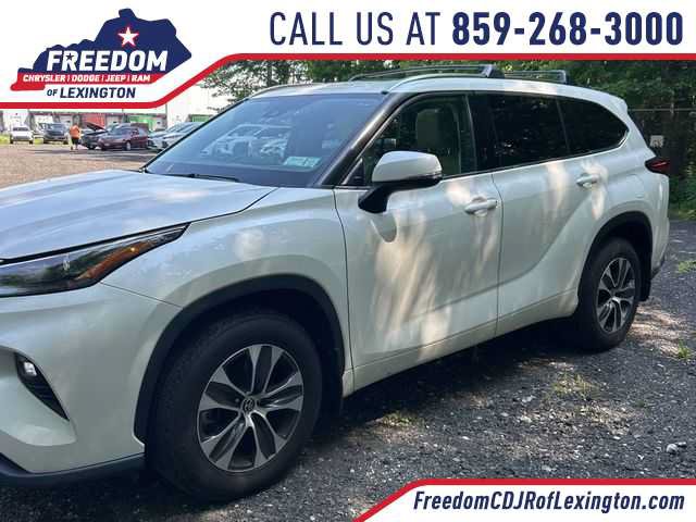 Used 2021 Toyota Highlander XLE AWD/4WD video 1