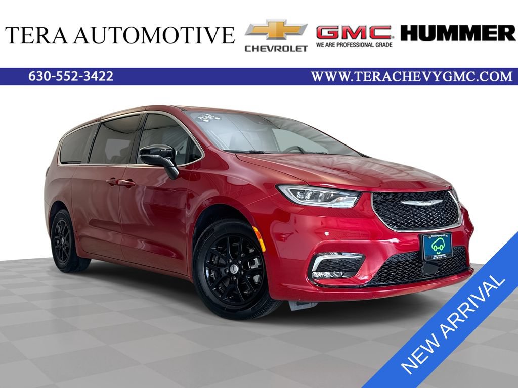 Used 2025 Chrysler Pacifica Select