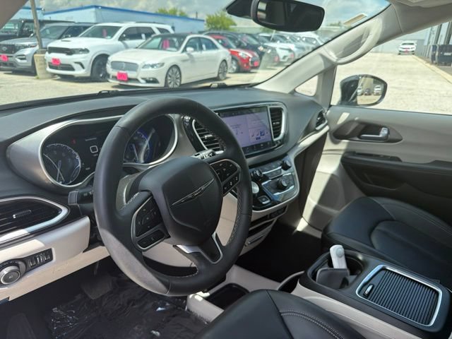 Used 2024 Chrysler Pacifica Touring-L FWD image 22