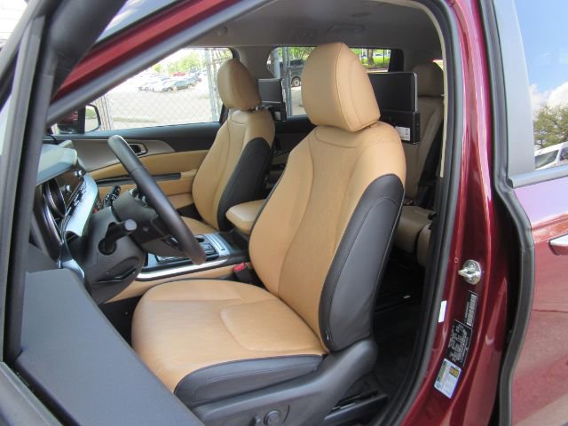 Used 2023 Kia Carnival LX image 6