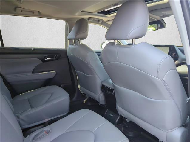 Certified 2025 Toyota Highlander XLE FWD image 29