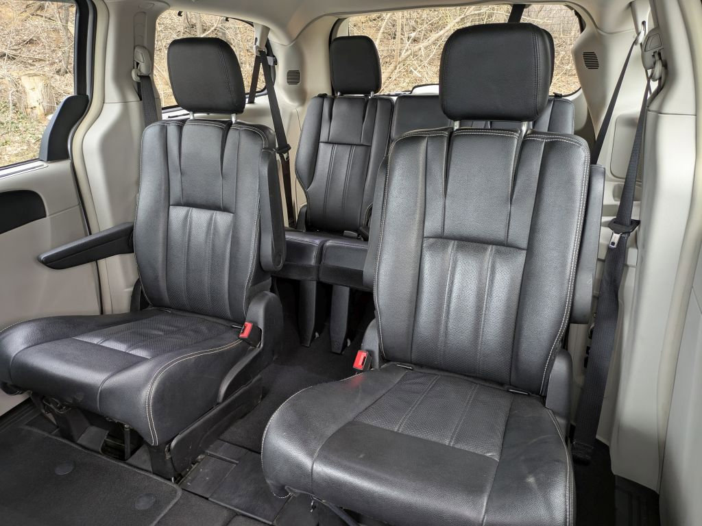Used 2016 Chrysler Town & Country Touring-L image 27