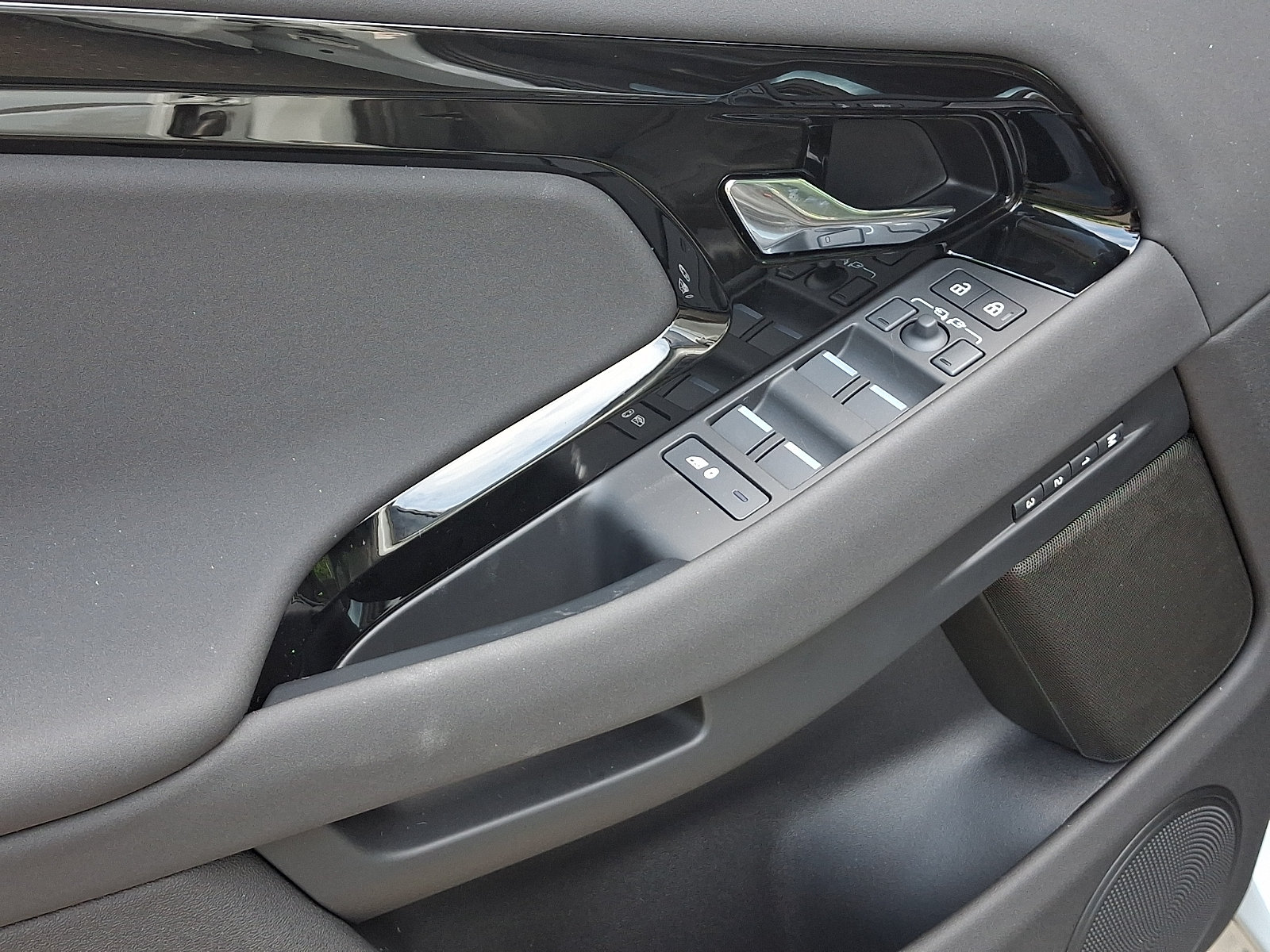 New 2026 Land Rover Range Rover Evoque S AWD/4WD image 9