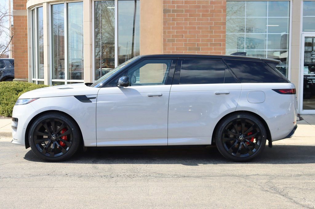 Used 2025 Land Rover Range Rover Sport Dynamic SE AWD/4WD image 2