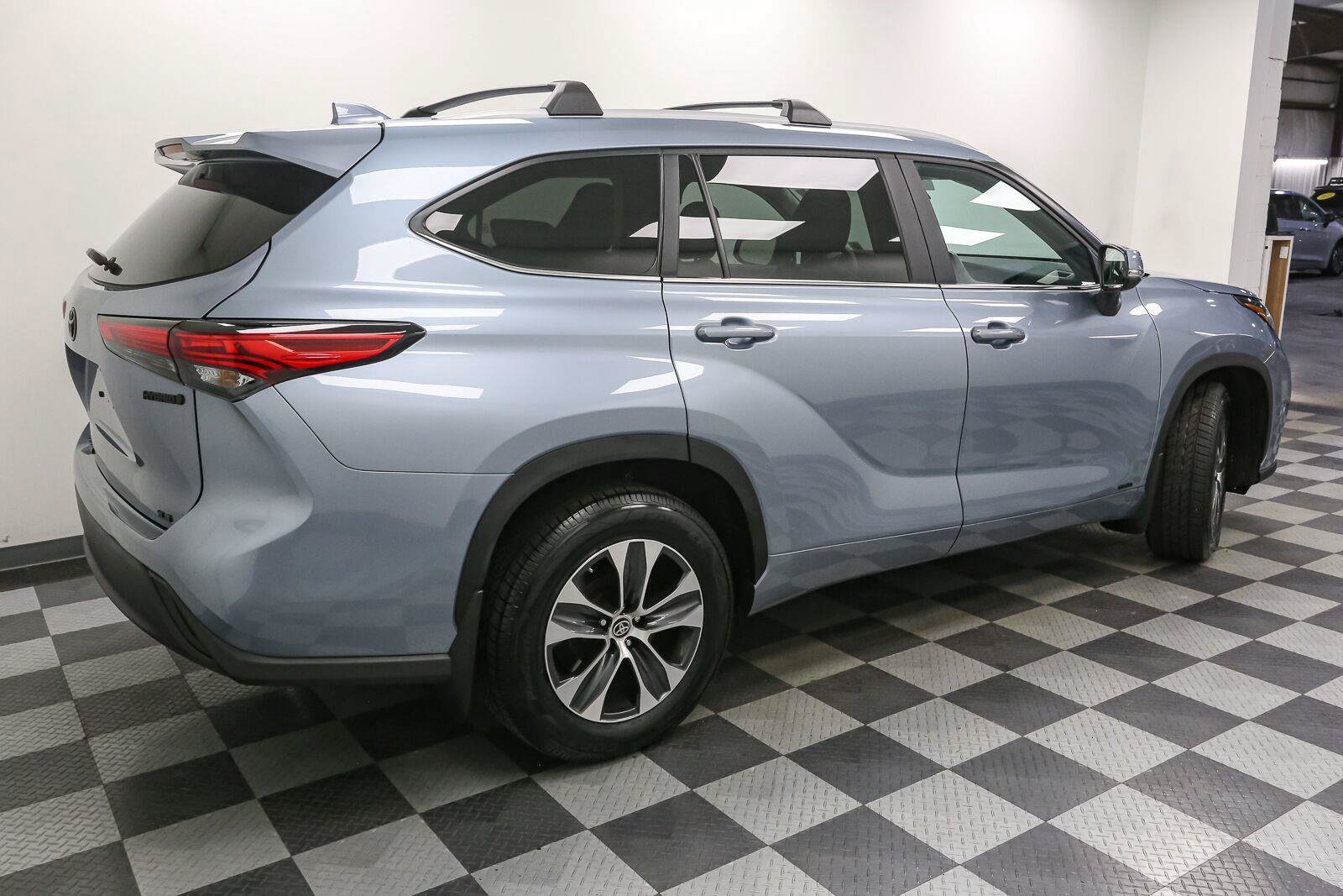 Used 2023 Toyota Highlander XLE AWD/4WD image 8