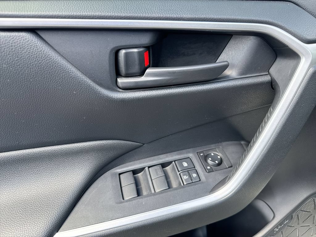Used 2019 Toyota RAV4 LE AWD/4WD image 20