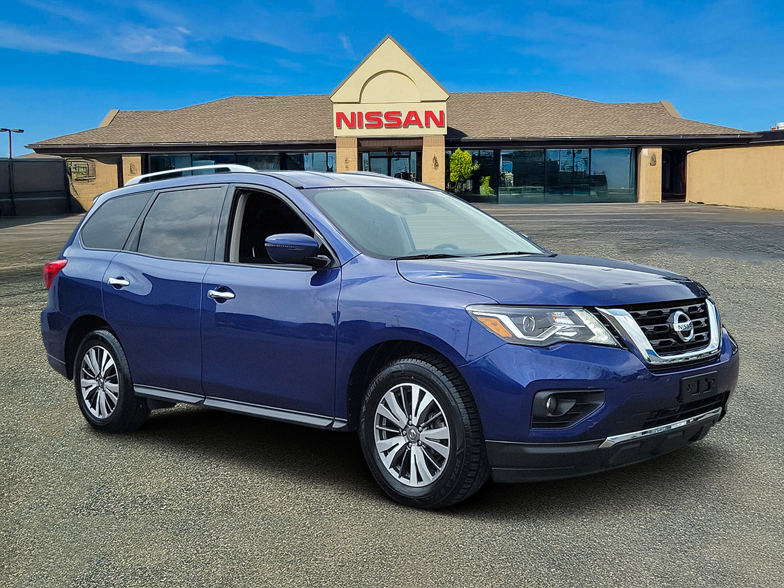 Used 2020 Nissan Pathfinder SV image 1