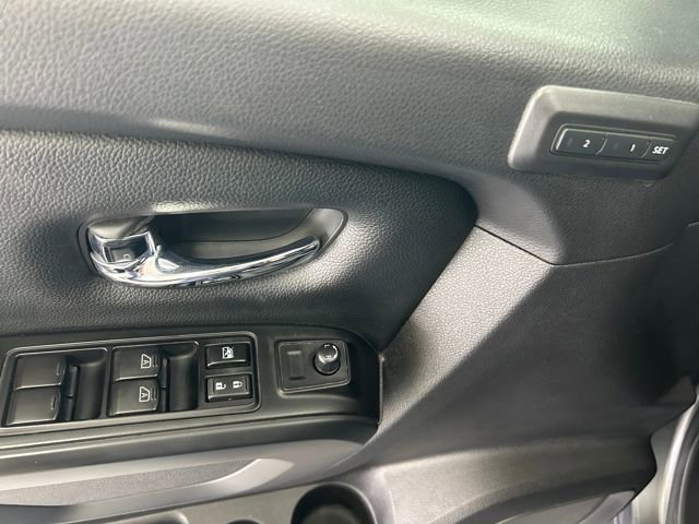 Used 2018 Nissan Titan SL w/ Midnight Edition image 15