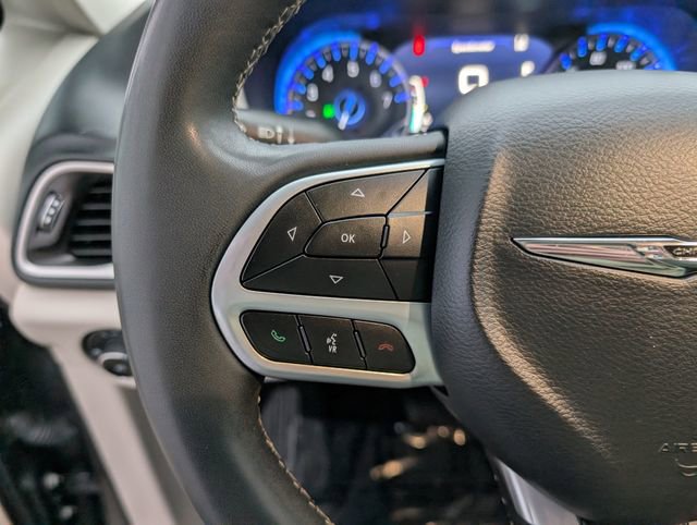 Used 2023 Chrysler Pacifica Touring-L image 11