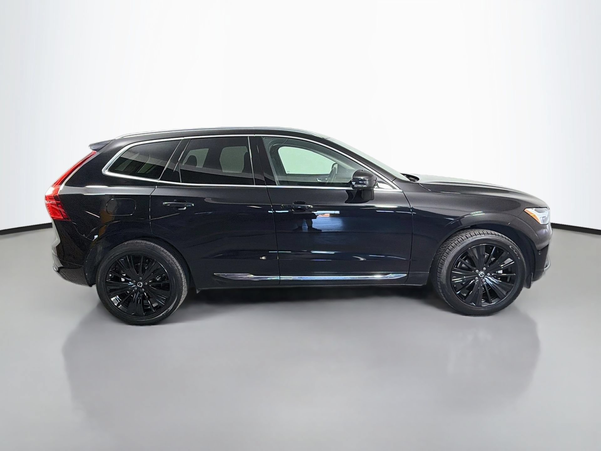 Certified 2023 Volvo XC60 B5 Plus w/ Protection Package Premier FWD image 5
