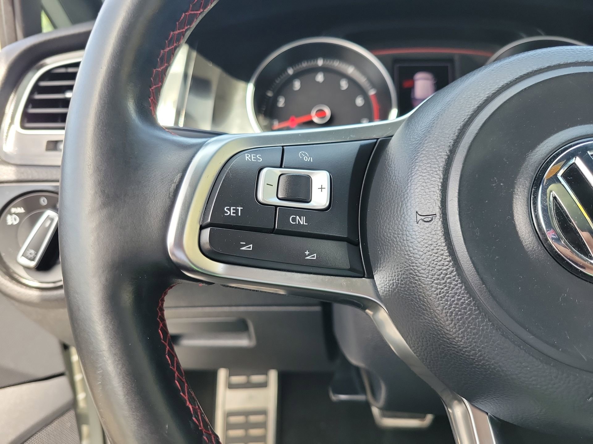Used 2015 Volkswagen Golf 4-Door FWD image 30