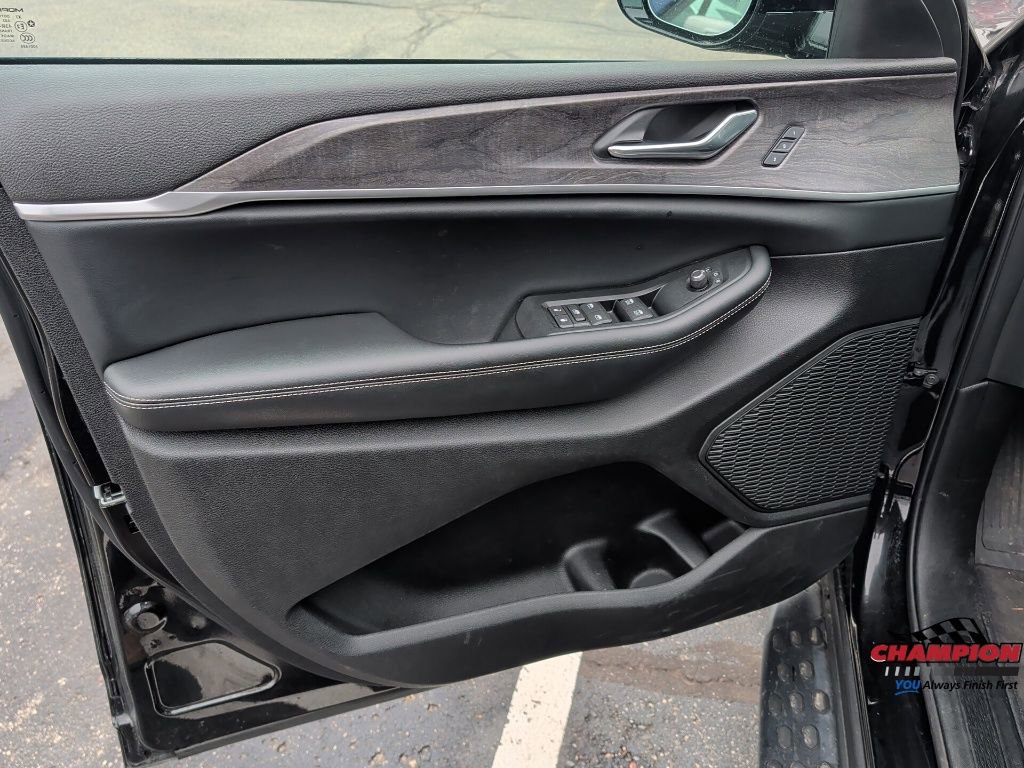 Used 2025 Jeep Grand Cherokee L Limited w/ Luxury Tech Group II AWD/4WD image 25