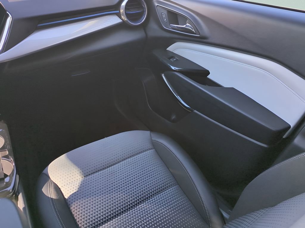 Used 2025 Chevrolet Trax LT w/ LT Convenience Package image 16