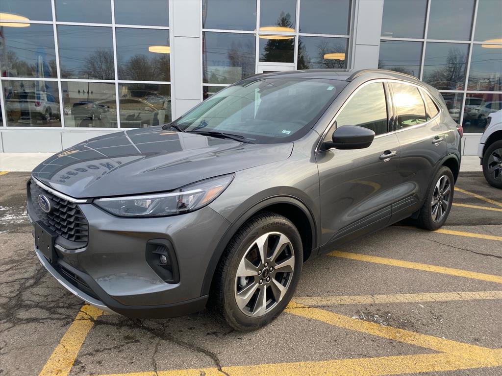 Used 2025 Ford Escape Platinum image 1