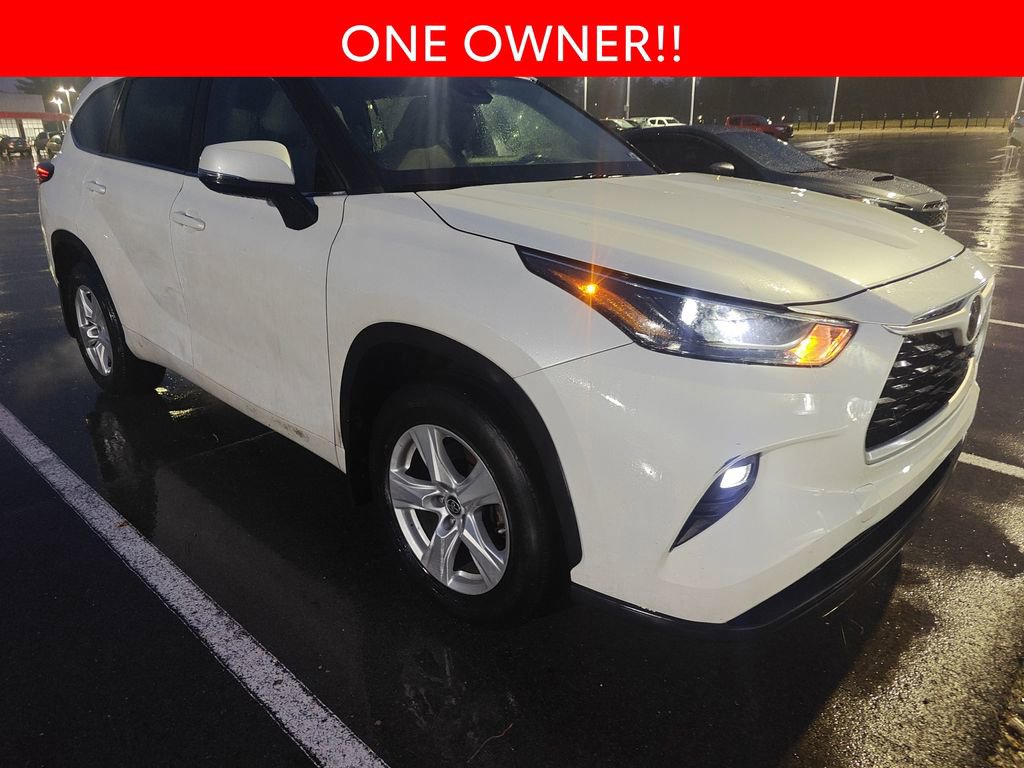 Used 2023 Toyota Highlander LE image 3