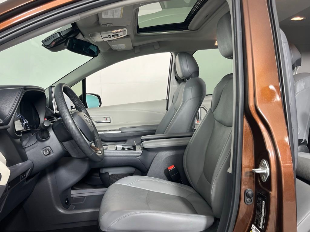Used 2024 Toyota Sienna Limited image 17