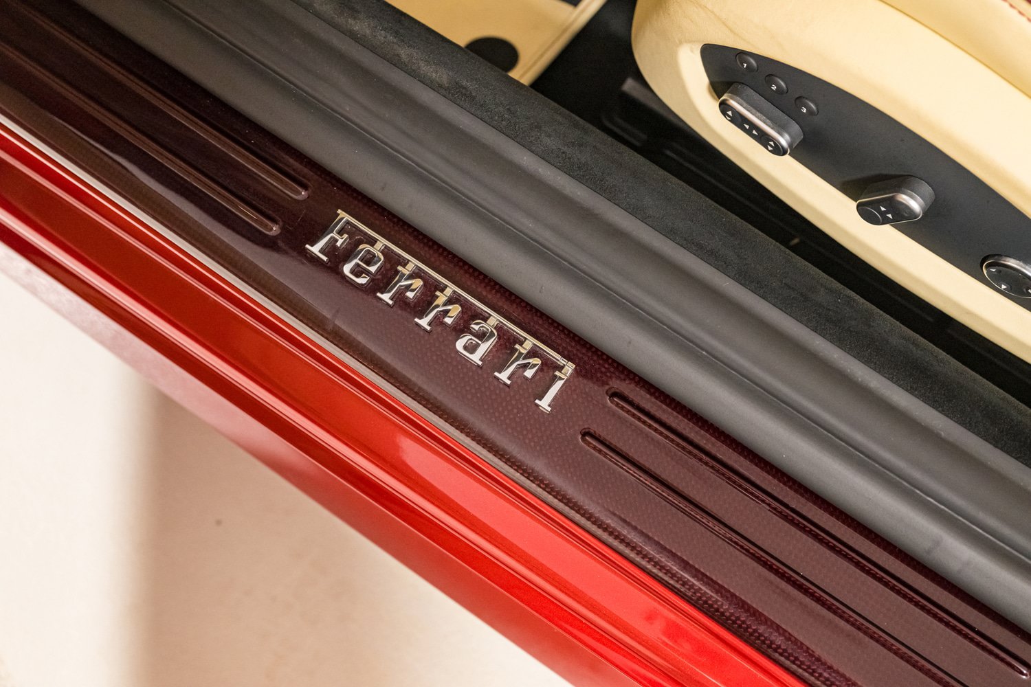 Used 2015 Ferrari California T RWD image 35