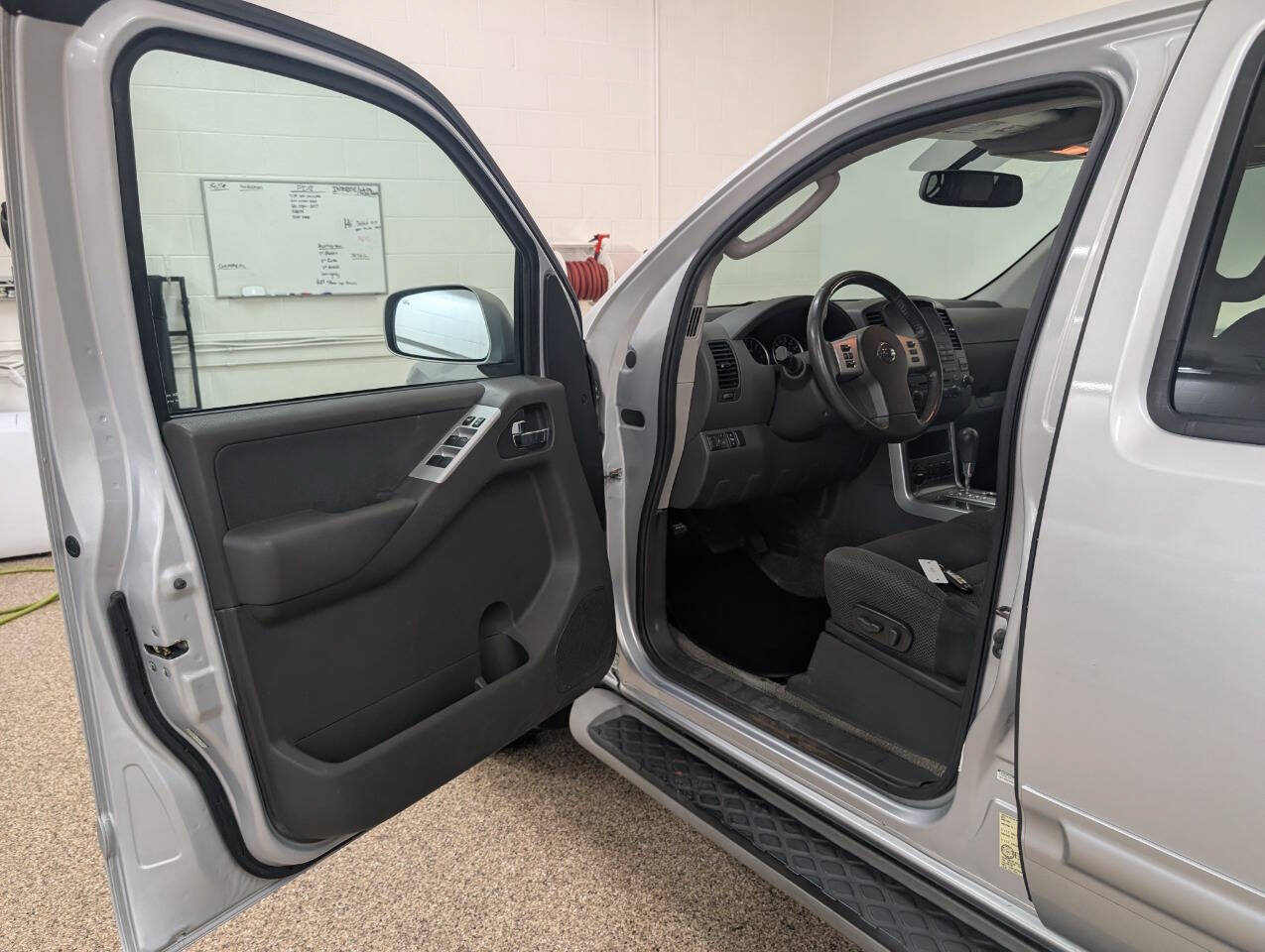 Used 2011 Nissan Pathfinder S AWD/4WD image 6