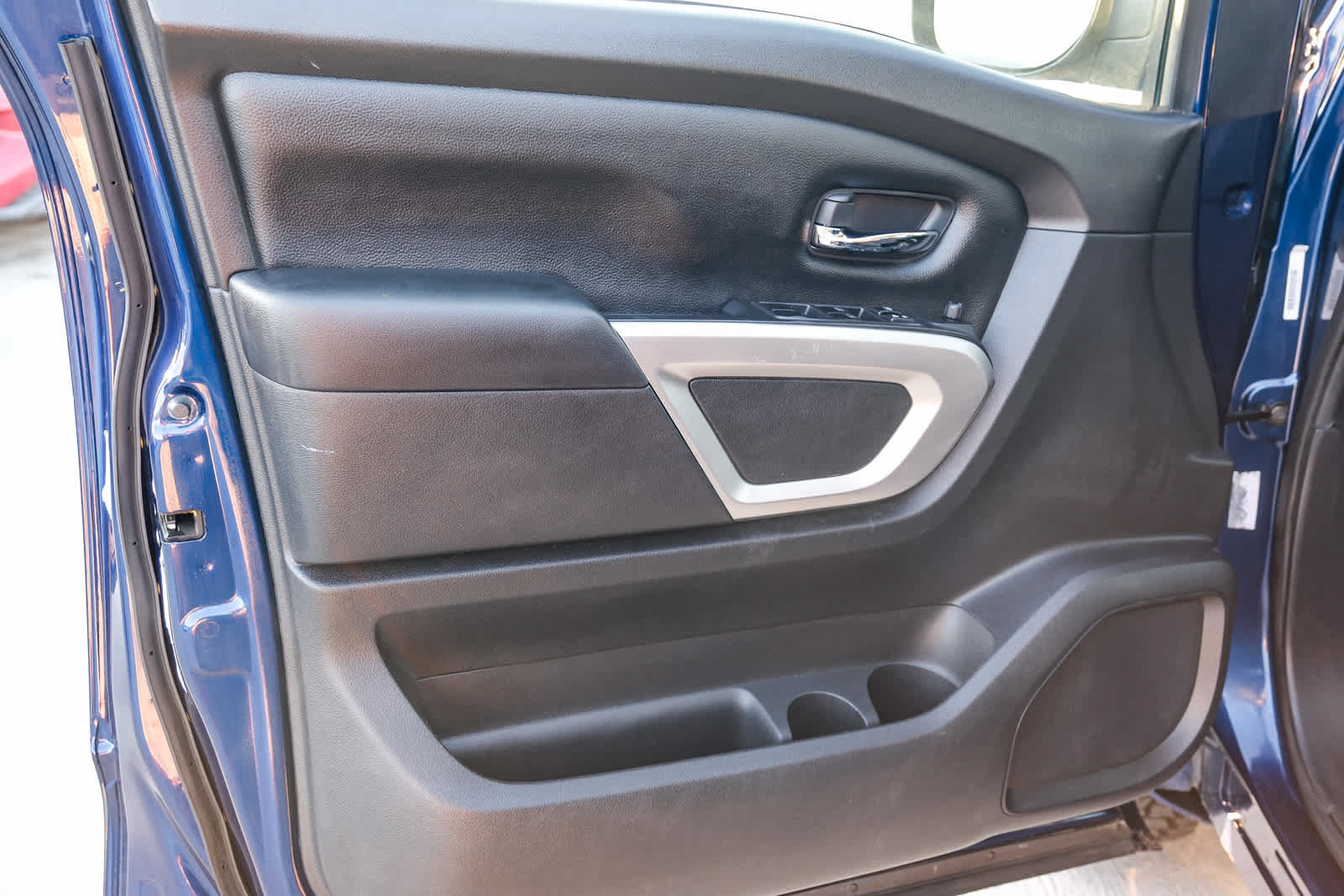Used 2022 Nissan Titan SV RWD image 23