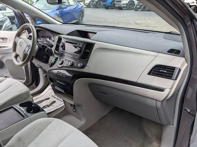 Used 2011 Toyota Sienna LE w/ Towing Pkg FWD image 16