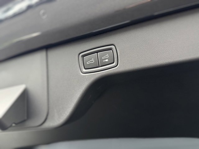 Certified 2025 Porsche Macan 4 Electric image 34