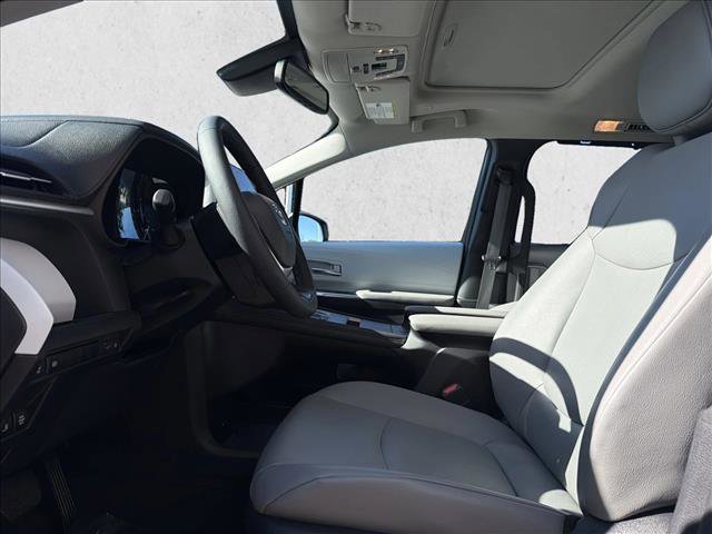 Used 2025 Toyota Sienna XLE image 11