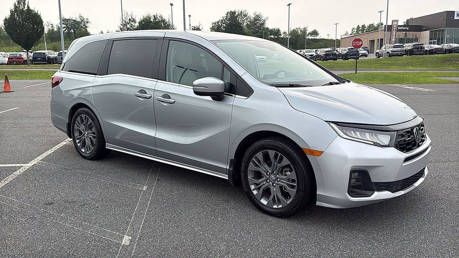 Used 2025 Honda Odyssey Touring image 2